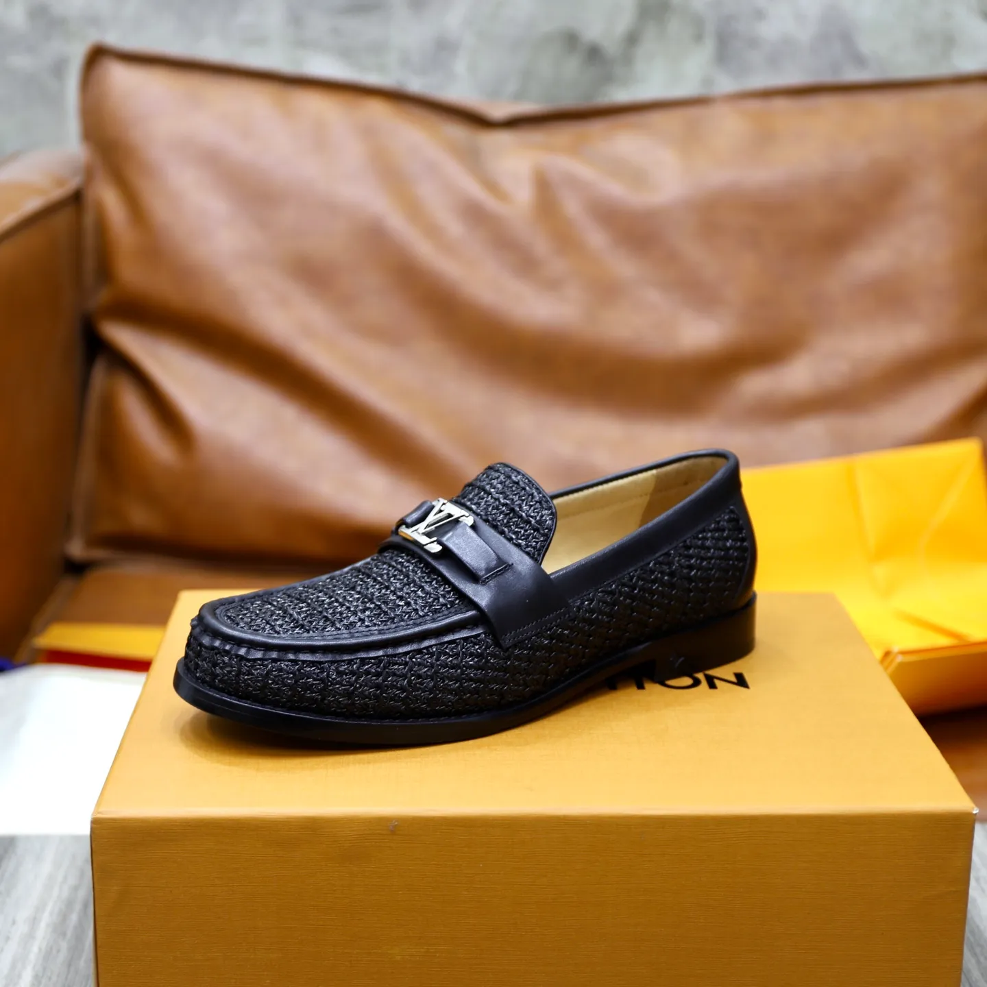 Men's Men's Shoes💰💰920LV Louis Vuitton Slip-on Loafers, top quality products from Guangzhou, ready for sale! This LV Glove loafer is made of selected soft cowhide, with a slightly wrinkled leather surface and a very high-end texture. Each pair is unique. The leather surface is light and soft, with a fine texture and good luster. It is a classic loafer style, with exquisite handmade mark stitching on the toe, and a square toe configuration to highlight the classic style. The horizontal band has hot-printed LV three-dimensional letters, semi-solid handcrafts and a genuine leather outsole, and a rubber patch on the heel to create wear-resistant performance and comfort. One of the must-have loafers for men! Comes with full original packaging! Code number: 38-39-40-41-42-43-44 (38, 45, 46 customized) standard leather shoe code